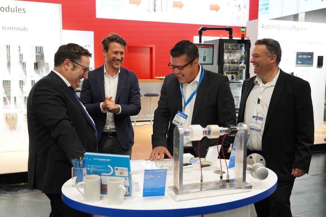 Nürnberg Sensor Test Staatssekretär Tobias Gotthardt Besuch Messestand